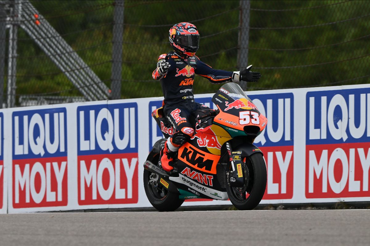 Öncü victorious in drama-filled Moto2 encounter