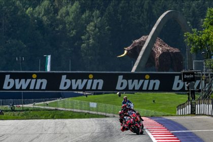 Gonzalez edges out Canet, competition close in Moto2